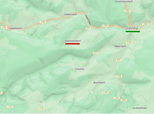 <p>Sommersdorf liegt auf einer Anhöhe unweit des Gradwanderweges zur sagenumwobenen Teufelskanzel. Die Zufahrtstraße zur Ortschaft wird von dem Sommersdorfer Viadukt überspannt, einer der drei markanten bahntechnischen Bauwerke um 1898 in der Einheitsgemeinde Gräfenthal.</p>